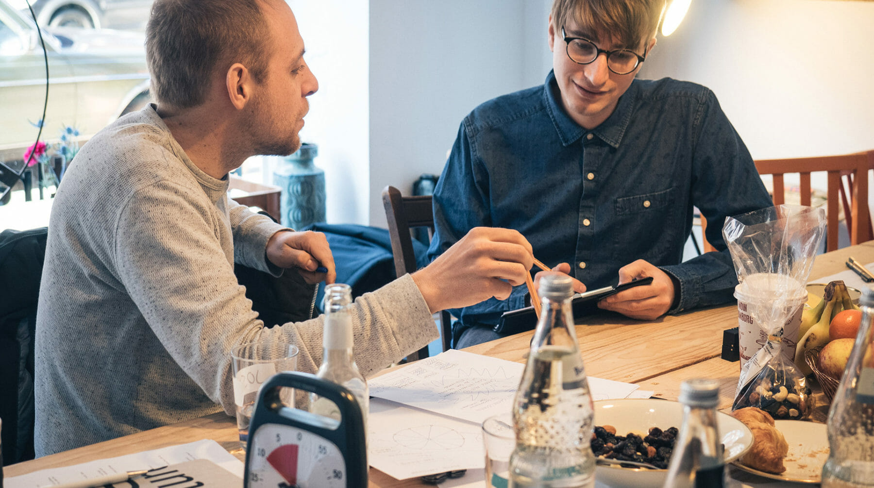 Zwei Sprint-Teilnehmer beim Brainstormen
