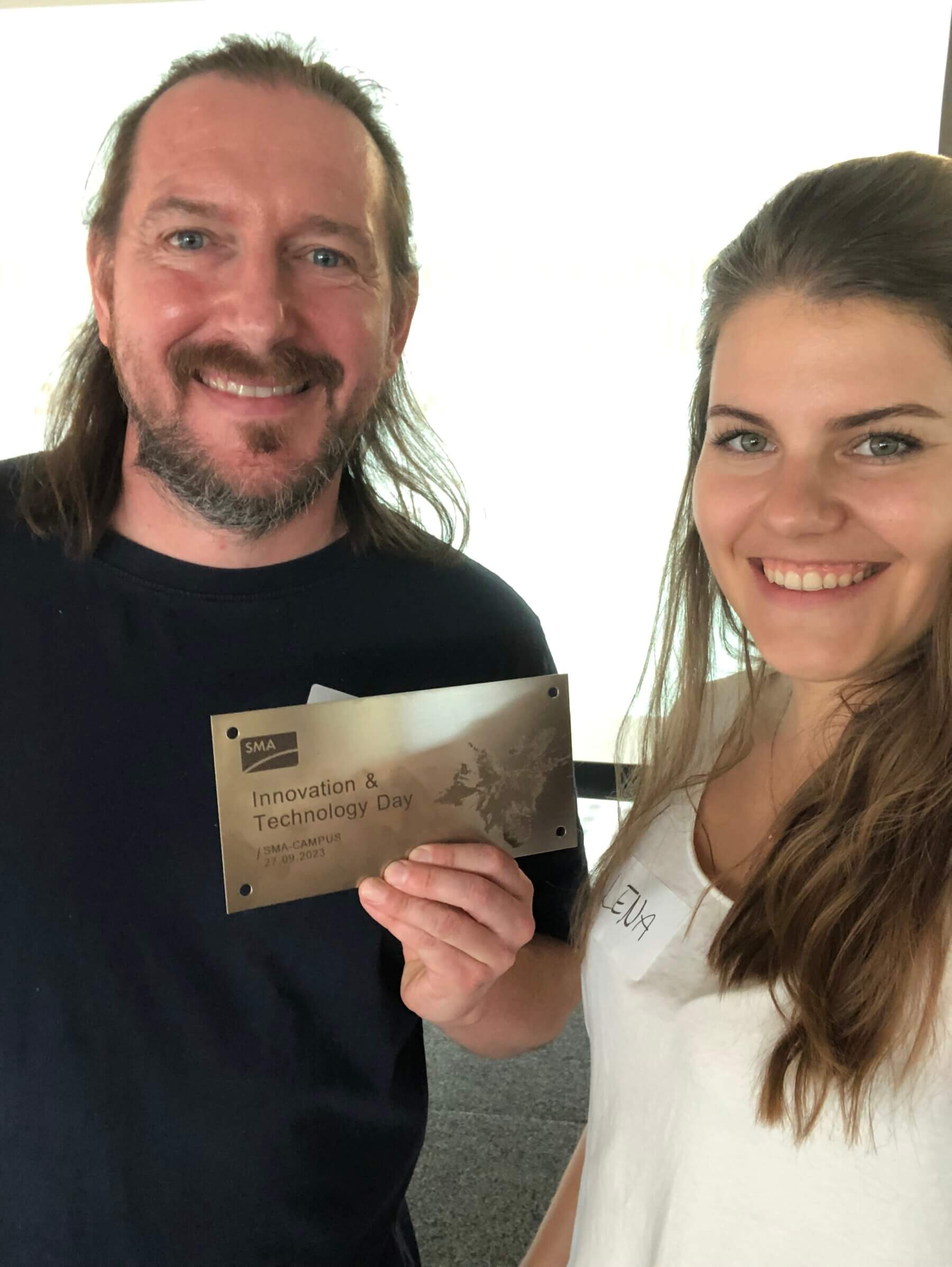 Bild von Jacob und Lena mit einem Erinnerungsstück vom Event