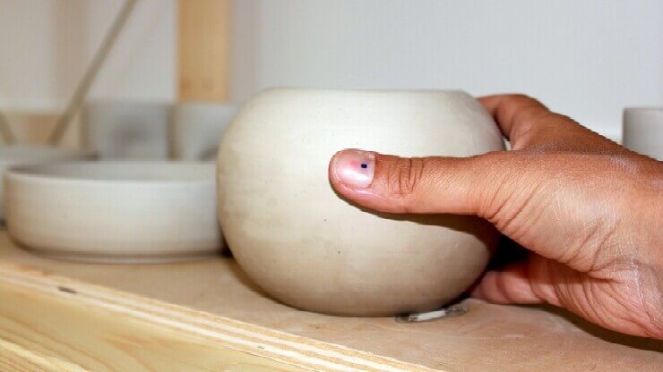 Hand an getöpferter Tasse