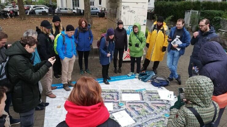 Blocker gucken sich auf einer Karte die Blocks an