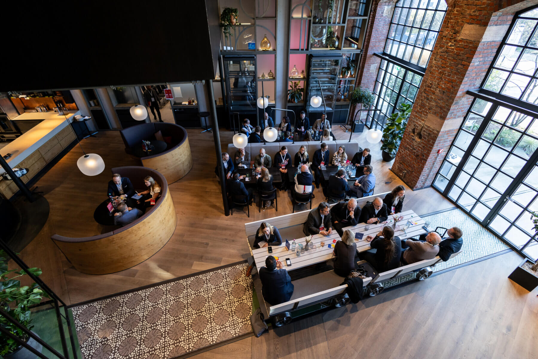 Teilnehmende an Tischgruppen tauschen sich aus