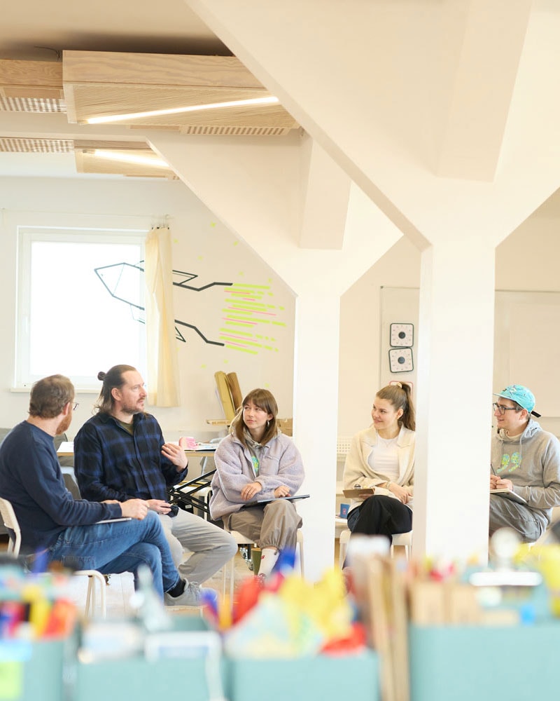 Menschen sitzen im Gespräch