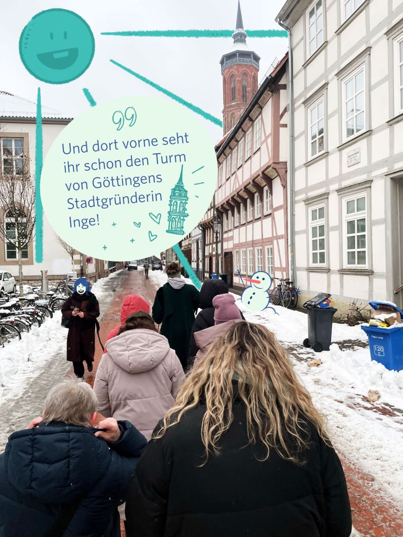 Bild einer Gruppe, die durch die verschneite Straße einer Altstadt läuft mit 