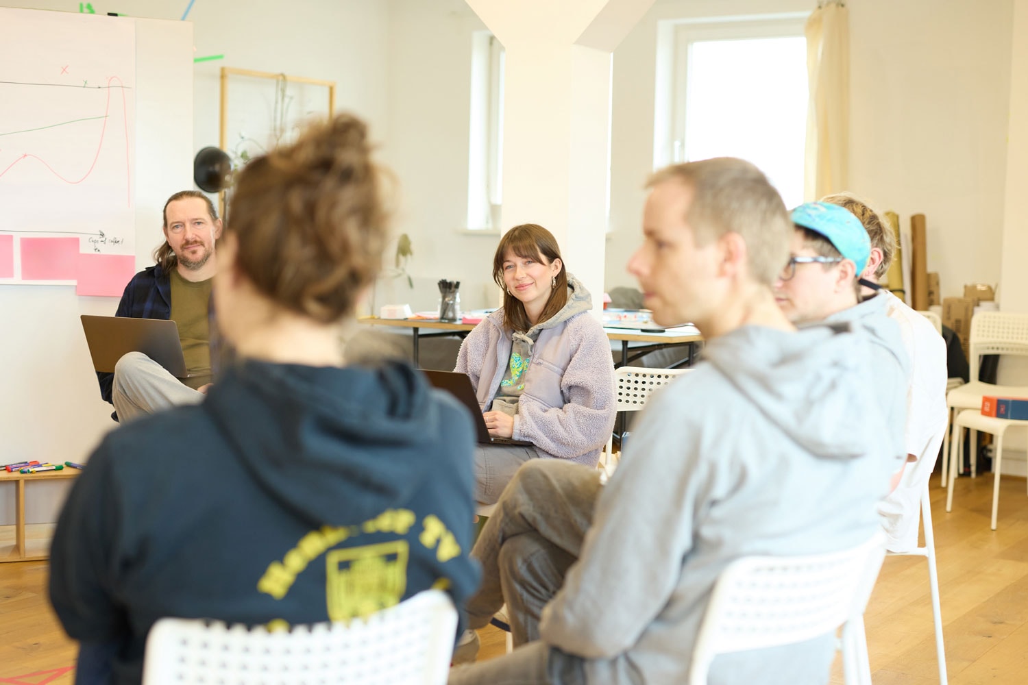 Teilnehmer sitzen im Stuhlkreis